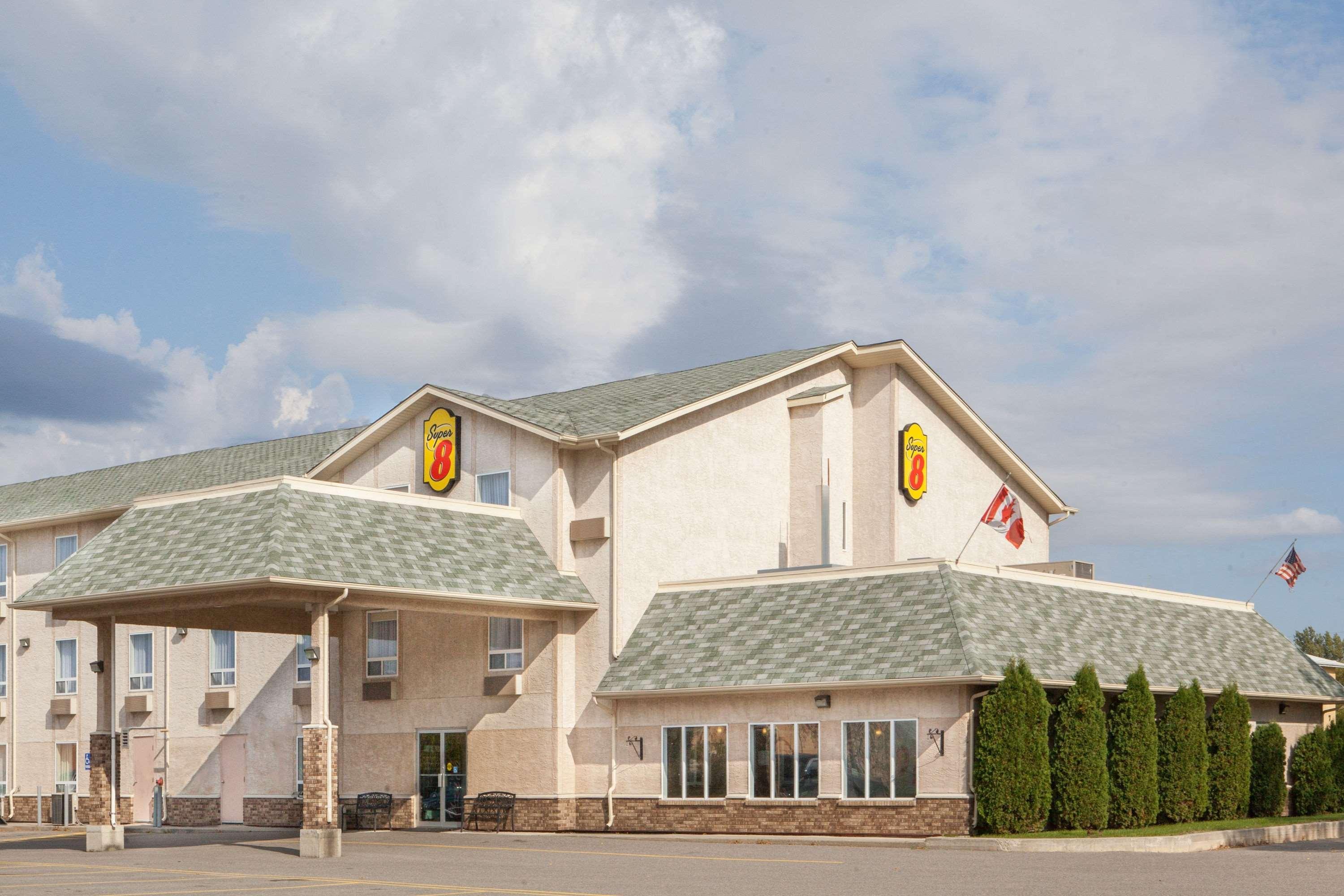 Super 8 By Wyndham Fort Frances Exterior photo