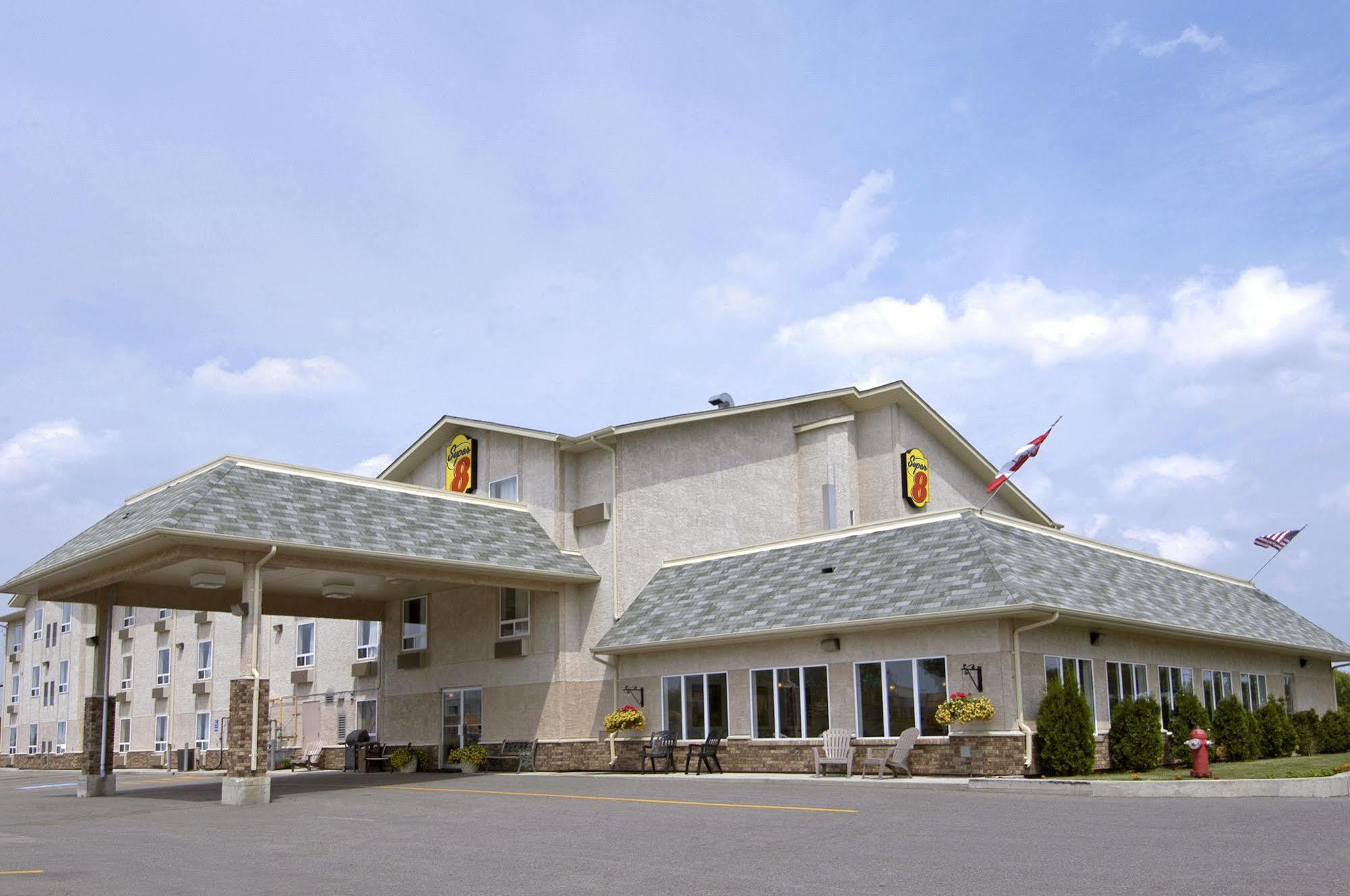 Super 8 By Wyndham Fort Frances Exterior photo
