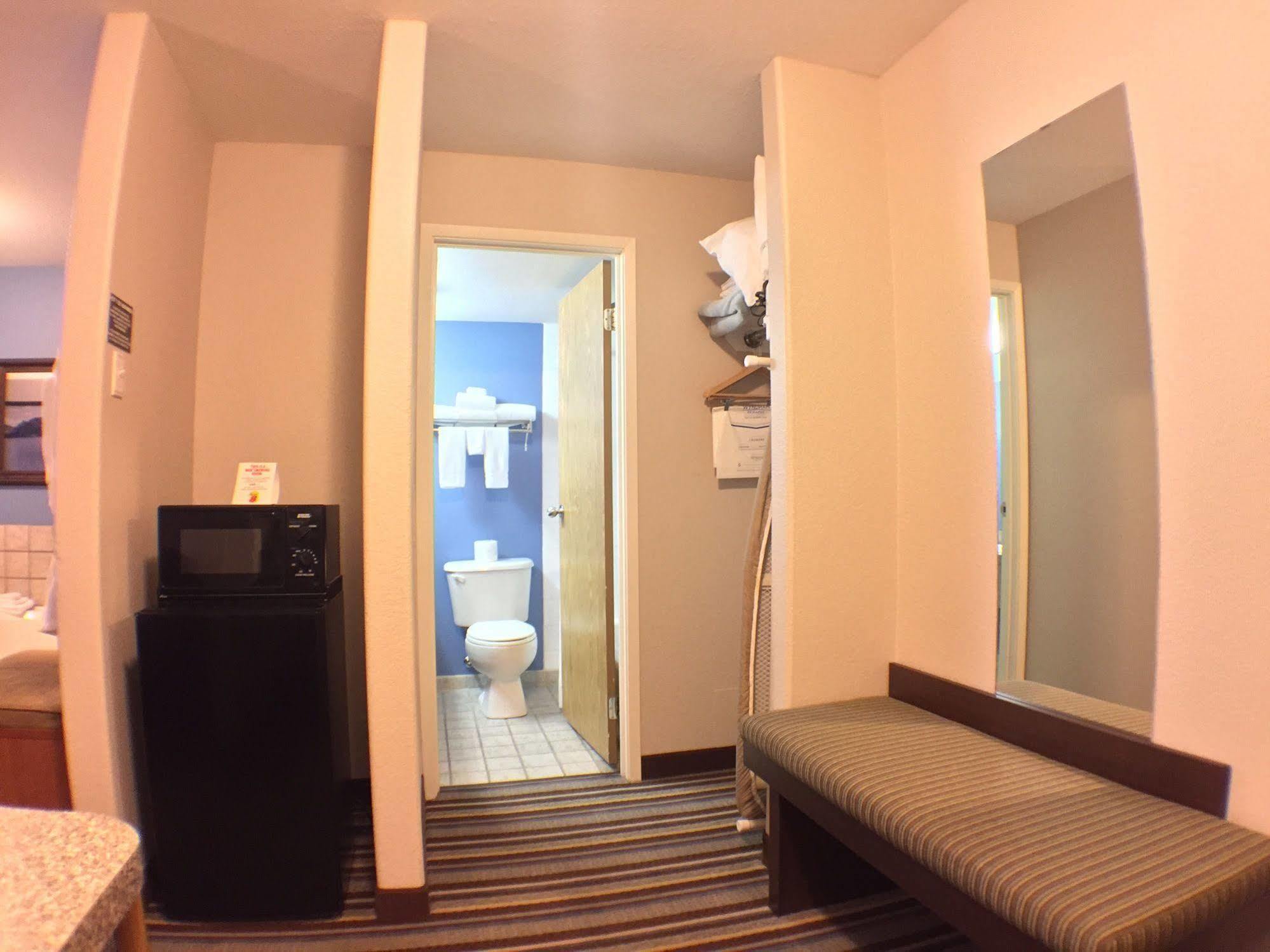 Super 8 By Wyndham Fort Frances Exterior photo